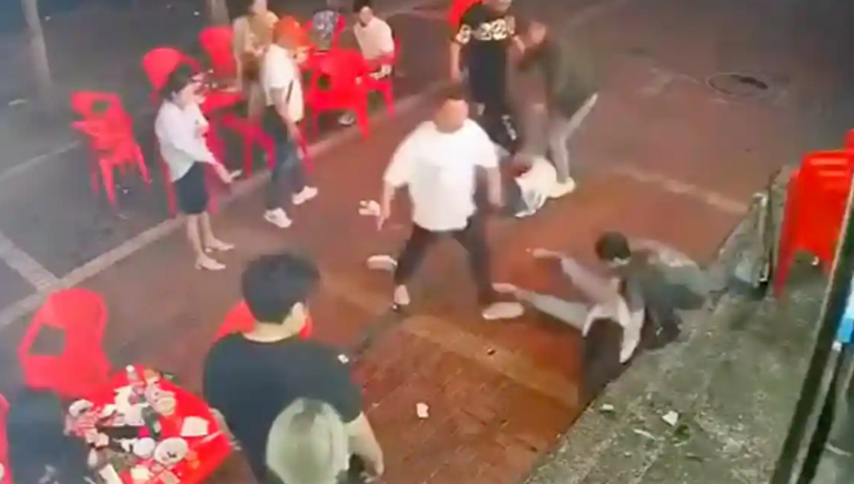 لقطة من فيديو الاعتداء على سيدتين في الصين