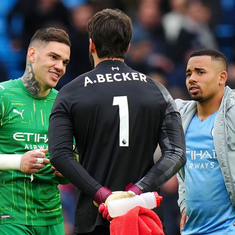 بيكر وإيدرسون مع مواطنهم جابريل جيسوس نيمار دا سيلفا وفينيسيوس جونيور