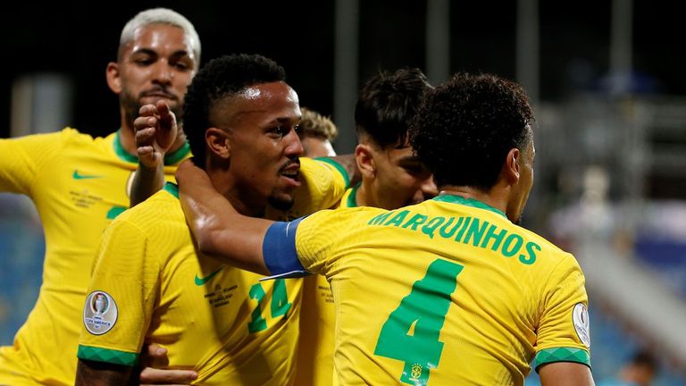 إيدر ميليتاو مع ماركينيوس نيمار دا سيلفا وفينيسيوس جونيور