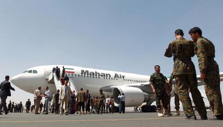 عسكريون إيرانيون قرب طائرة تابعة لشركة ماهان
