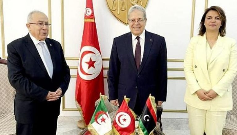 وزراء خارجية تونس والجزائر وليبيا خلال اجتماعهم في تونس