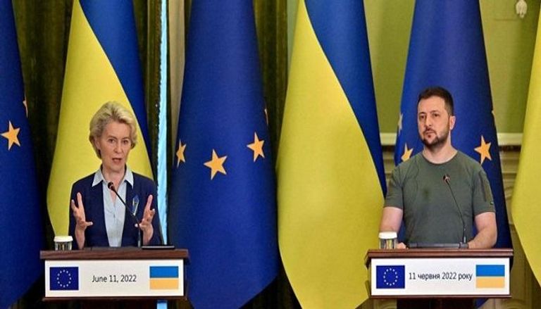  رئيسة المفوضية الأوروبية أورسولا فون دير خلال لقائها الرئيس الأوكراني