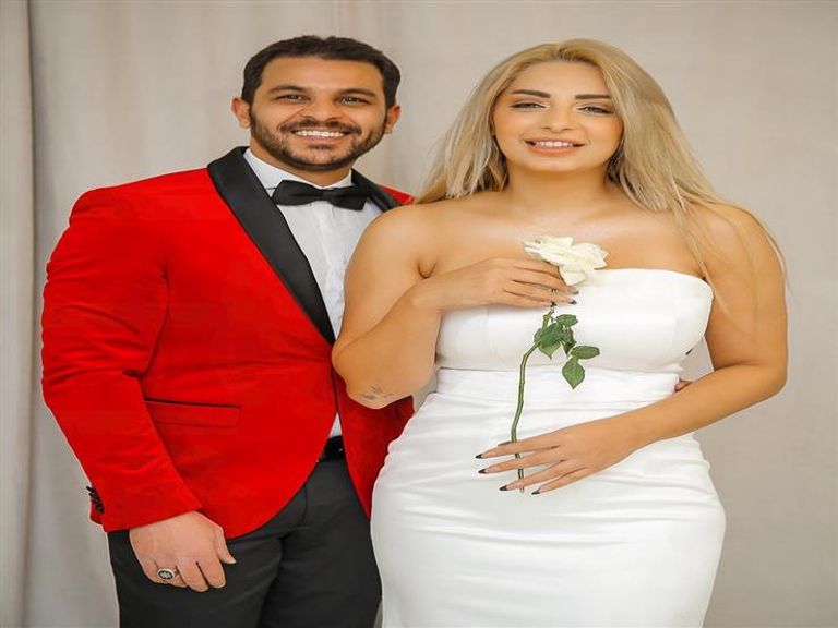 الإعلامية ياسمين الخطيب وزوجها خلال عقد القران