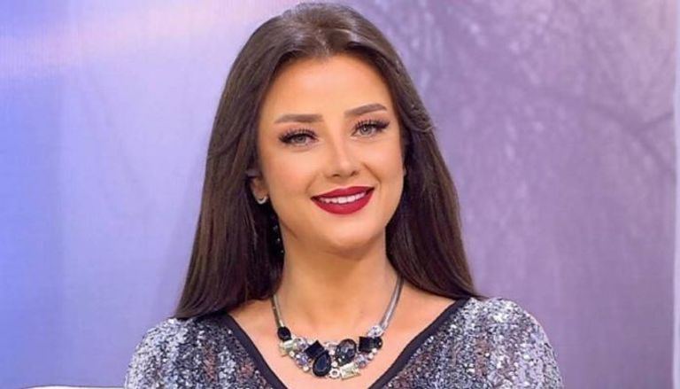 الإعلامية ياسمين الخطيب وزوجها خلال عقد القران