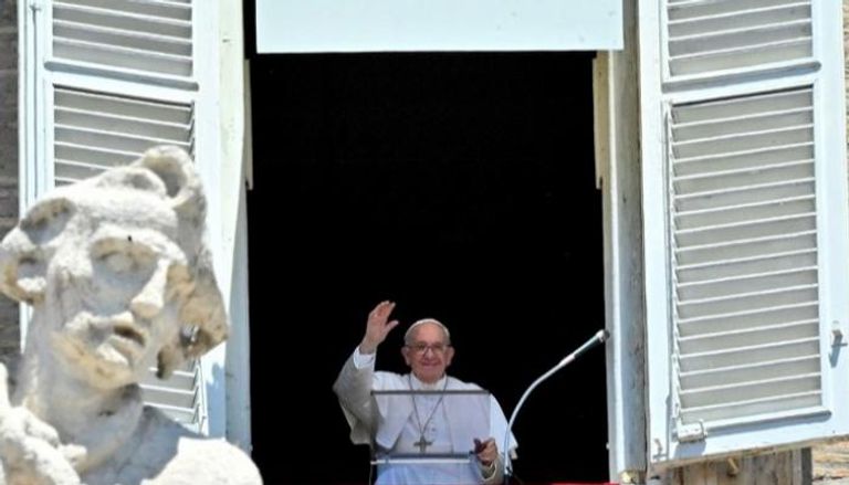 بابا الفاتيكان يلوح للمتواجدين خلال العظة 