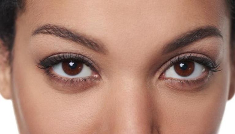 حمض الهيالورونيك يعمل على ترطيب البشرة حول العين