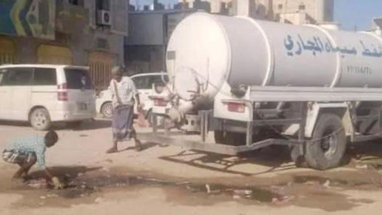 مياه الصرف أمام بوابة جامعة صنعاء