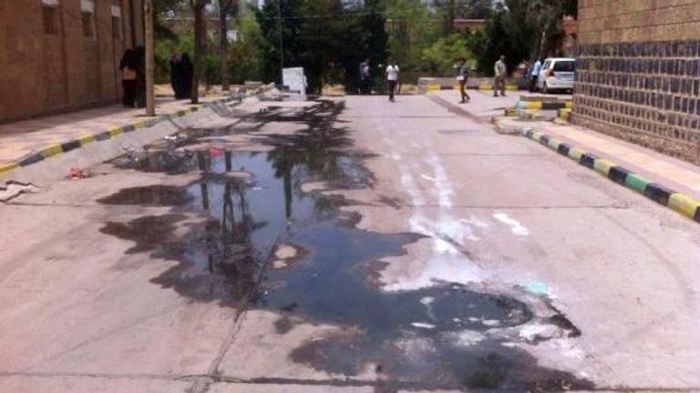 مياه الصرف أمام بوابة جامعة صنعاء