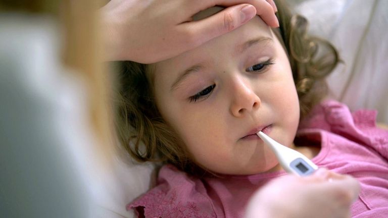 فتاة صغيرة تعاني من ألم في المعدة