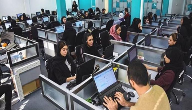 إيرانيات يرتدين الحجاب داخل أماكن عملهن - أرشيفية