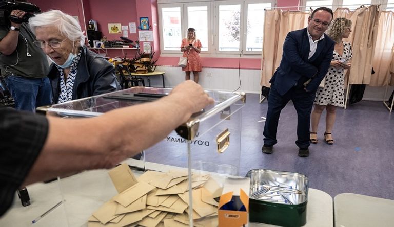 وزير التضامن والحكم الذاتي والإعاقة الفرنسي داميان أباد يدلي بصوته