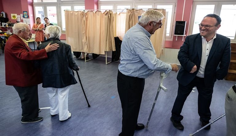 وزير التضامن والحكم الذاتي والإعاقة الفرنسي داميان أباد يدلي بصوته