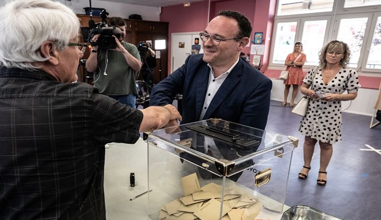 وزير التضامن والحكم الذاتي والإعاقة الفرنسي داميان أباد يدلي بصوته