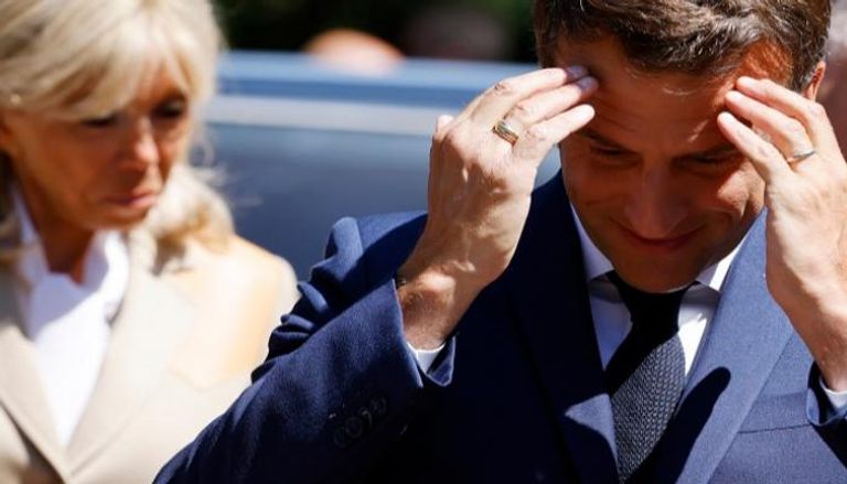 خاتما ماكرون ظهرا في يديه بوضوح خلال الانتخابات- الفرنسية