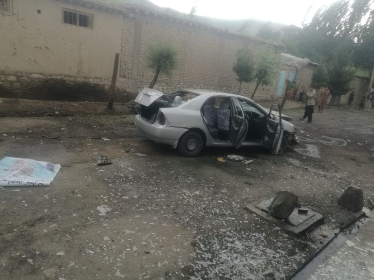 الأهالي وقوات الأمن في محيط أحد الانفجارين