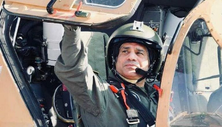 الرئيس المصري عبدالفتاح السيسي أثناء تفقده قدرات القوات الجوية المصرية - أرشيفية