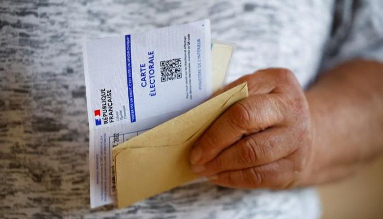 بطاقة ناخب فرنسي بمركز اقتراع- رويترز