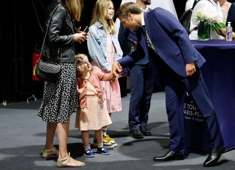 طفل يقبل الرئيس الفرنسي إيمانويل ماكرون - وكالات