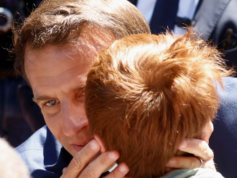 طفل يقبل الرئيس الفرنسي إيمانويل ماكرون - وكالات