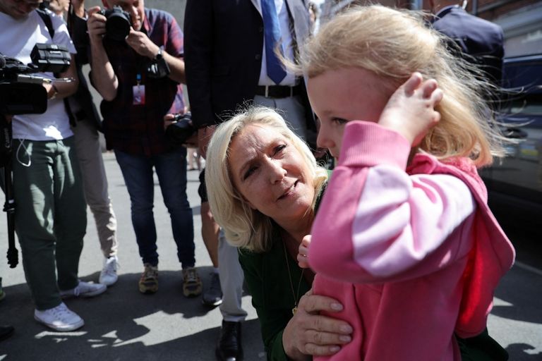 طفل يقبل الرئيس الفرنسي إيمانويل ماكرون - وكالات