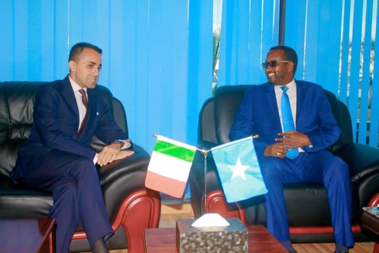 وزير الخارجية الإيطالي لدى وصوله الصومال