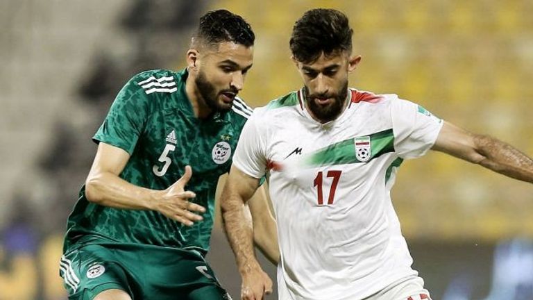 حكيم زدادكة خلال مواجهة منتخب الجزائر أمام إيران منتخب الجزائر ضد إيران