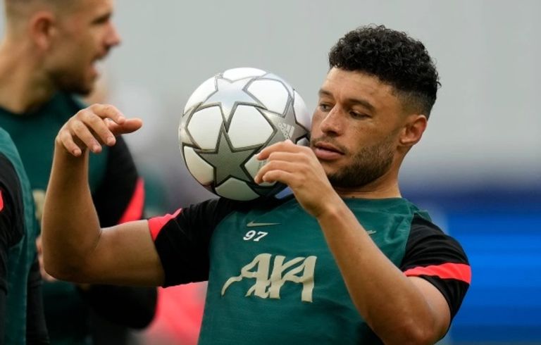 أليكس أوكسلاد تشامبرلين مانشستر يونايتد وليفربول - صورة أرشيفية