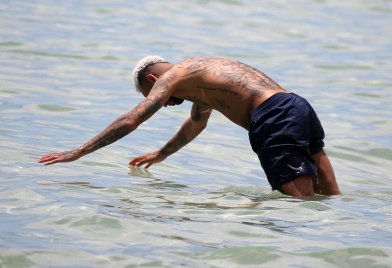 نيمار يغطس نيمار دا سيلفا مهاجم باريس سان جيرمان