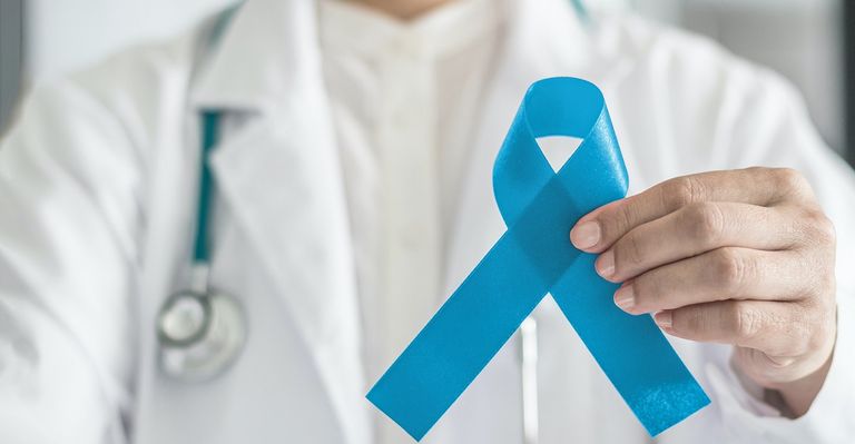 رجلان يدعمان بعضهما في أسبوع صحة الرجل