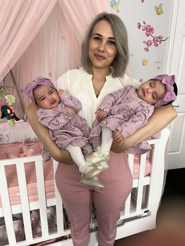 ألينا لوكا مع شريك حياتها وطفلتيها