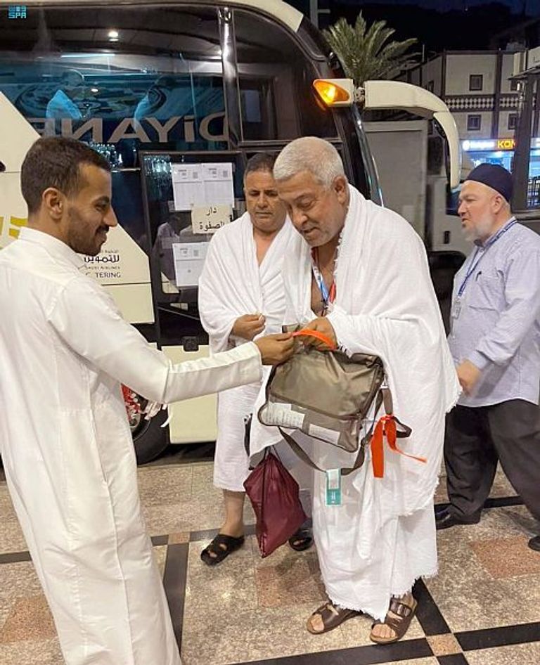 وصول أول أفواج الحجيج إلى مكة