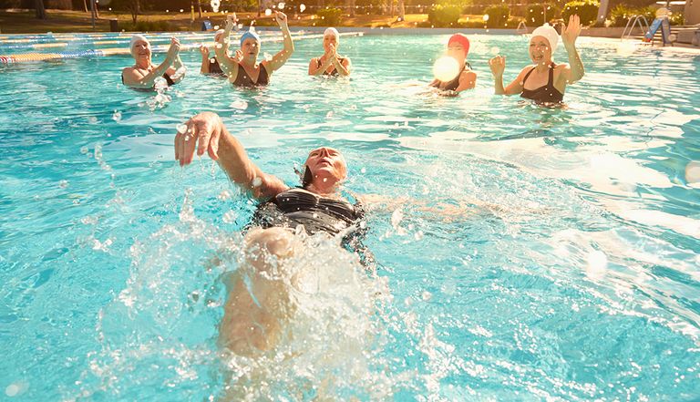 عائلة تستمتع بالسباحة في المسبح - أرشيفية