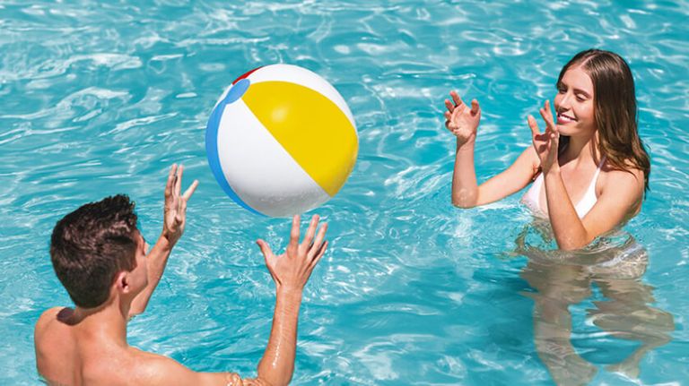 عائلة تستمتع بالسباحة في المسبح - أرشيفية