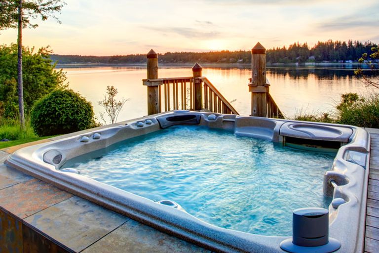 عائلة تستمتع بالسباحة في المسبح - أرشيفية