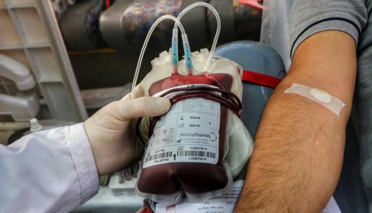 شخص يتبرع بالدم
