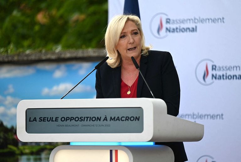 ماكرون يتوسط خصومه من اليمين واليسار - إعلام فرنسي