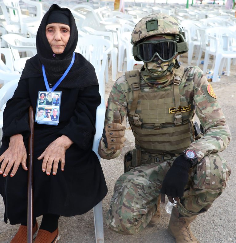 فايزة عيسى الحرير وجندي من الجيش الليبي شقيقة الشهداء الستة فايزة عيسى الحرير