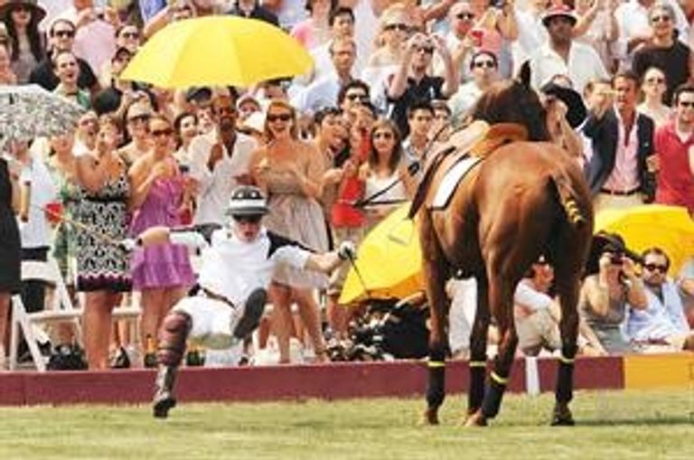 الأمير هاري يسقط عن صهوة جواده