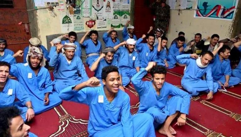 سجناء يؤدون الصرخة الحوثية في دورة طائفية في محافظة ريمة