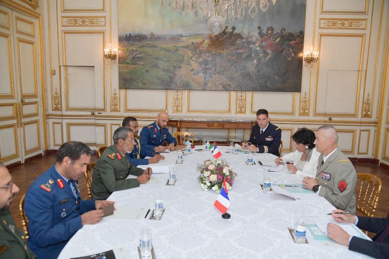  الفريق الركن حمد محمد ثاني الرميثي ونظيره الفرنسي