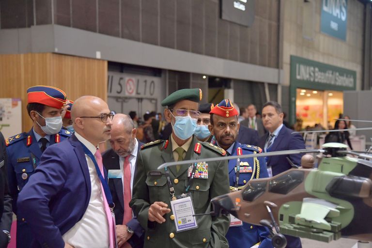  الفريق الركن حمد محمد ثاني الرميثي ونظيره الفرنسي