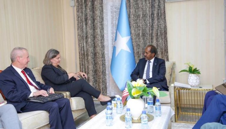 جانب من لقاء رئيس الصومال والسفيرة الأمريكية