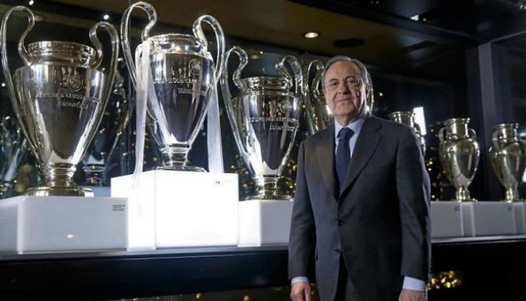 فلورنتينو بيريز رئيس ريال مدريد مع كؤوس دوري أبطال أوروبا
