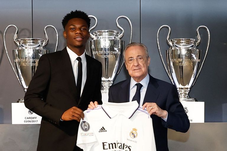 فلورنتينو بيريز رئيس ريال مدريد مع تشواميني لاعبه الجديد