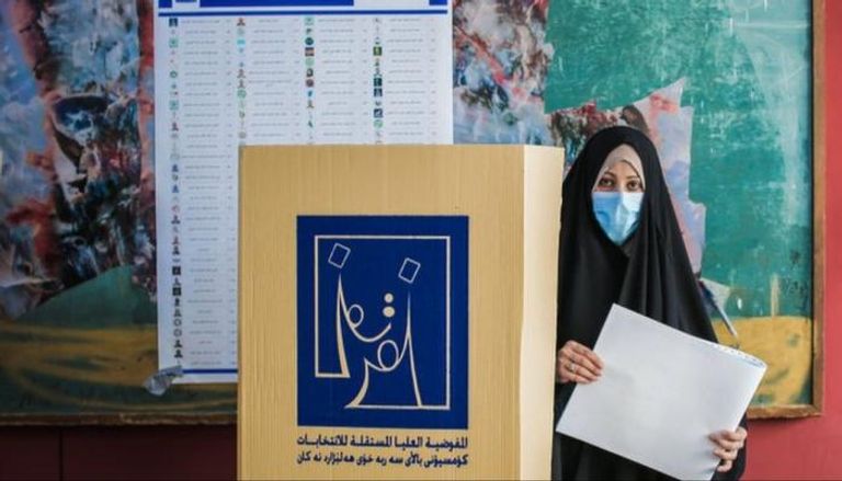 مواطنة عراقية تدلي بصوتها خلال الانتخابات الماضية
