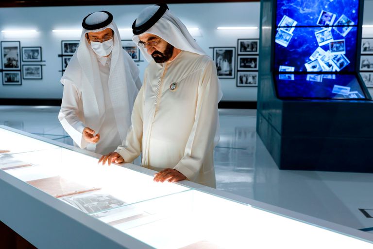 الشيخ محمد بن راشد آل مكتوم أثناء افتتاح المكتبة