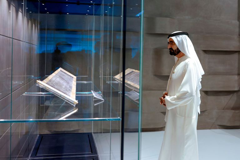 الشيخ محمد بن راشد آل مكتوم أثناء افتتاح المكتبة