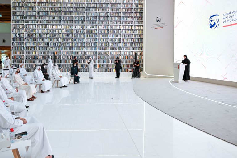 الشيخ محمد بن راشد آل مكتوم أثناء افتتاح المكتبة