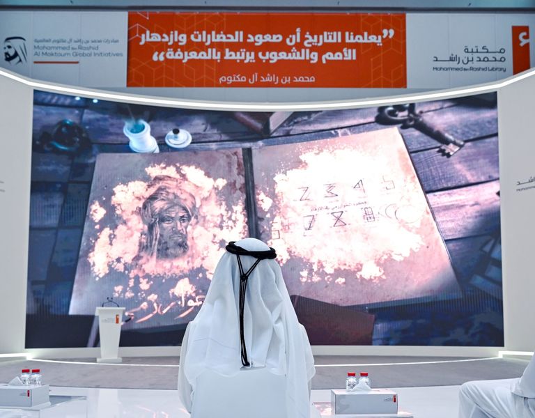 الشيخ محمد بن راشد آل مكتوم أثناء افتتاح المكتبة