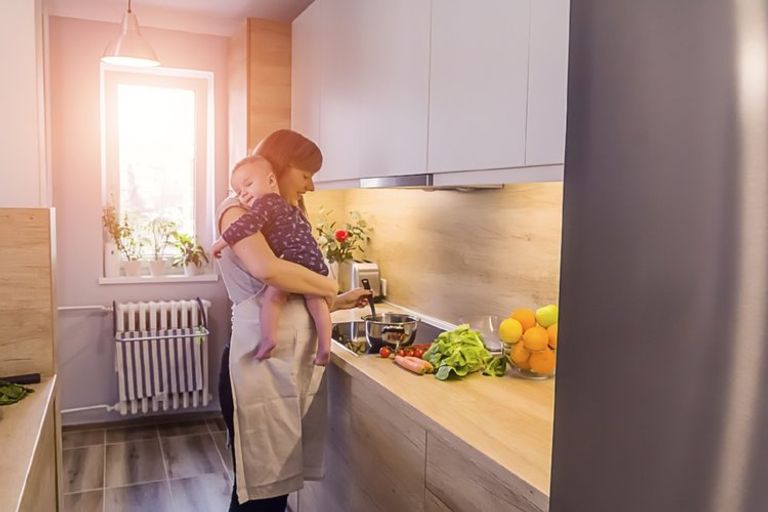 امرأة تعاني تساقط الشعر بعد ولادة طفلها - أرشيفية